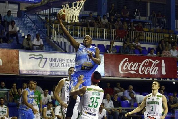 Miguel Ruiz, defendiendo los colores de Regatas Corrientes, la pasada temporada.