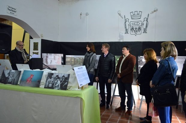 Los funcionarios, en la apertura de las muestras (Prensa Municipalidad).
