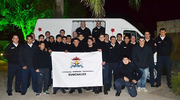 El Cuerpo Activo de Bomberos, posando con la unidad regalada por la Comisión Directiva en el transcurso del anterior acto protocolar.