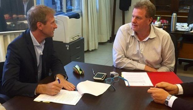 El Intendente, durante la firma del convenio.