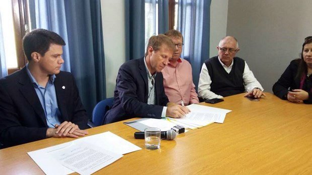 El acto de firma desarrollado en el Salón Azul del Palacio Municipal.