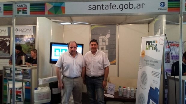 Pedro Morini, visitando el stand de OPQ.