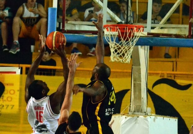 Ruiz, saltando para lograr una tapa.