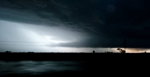 El frente de tormenta, como se veía ayer, desde la Ruta Nº 34 (Foto: Facebook Marcelo Rico).