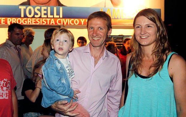 Toselli y Cecilia Ghione, tras ganar en las elecciones de 2013.