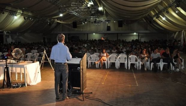 Toselli, de pie ante un colmado salón, previo al sorteo (Foto: Prensa Municipalidad).