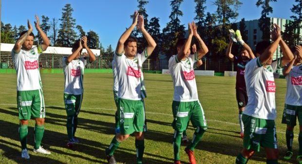 Brazos en alto saludando a su gente. Unión sigue en lo más alto.